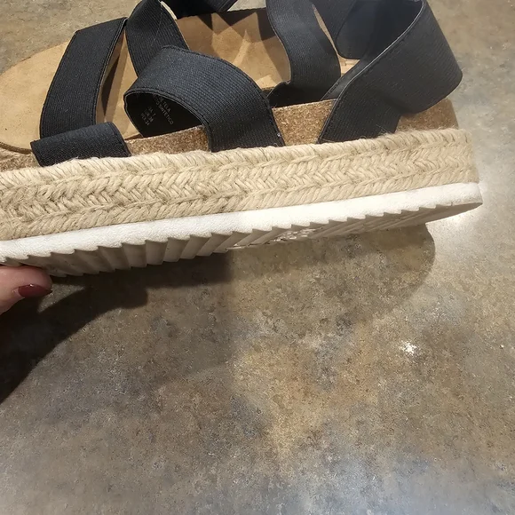 Time and Tru Black Sandals - Picture 4 of 5